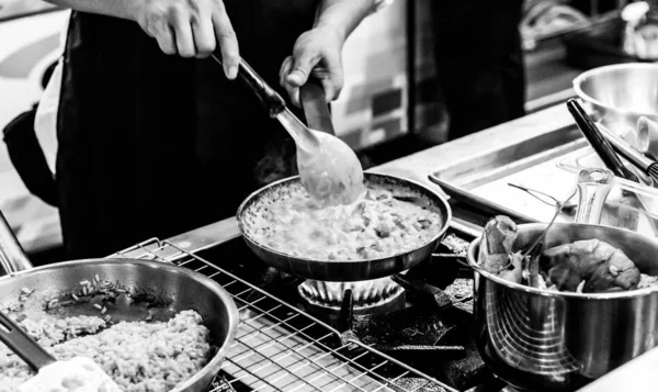 Chef preparando comida en la cocina, cocinero, primer plano —  Fotos de Stock