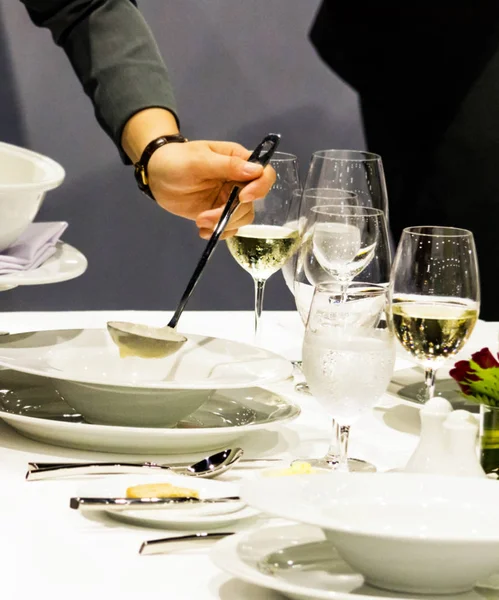 Table side service at a fine dining restaurant, Waiter serving d — Stock Photo, Image