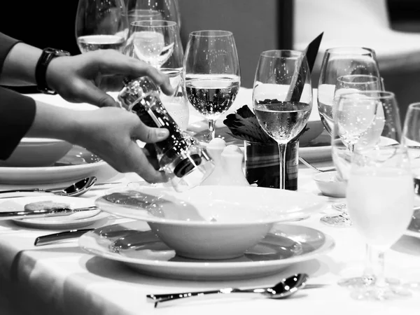 Table side service at a fine dining restaurant, Waiter serving d — Stock Photo, Image