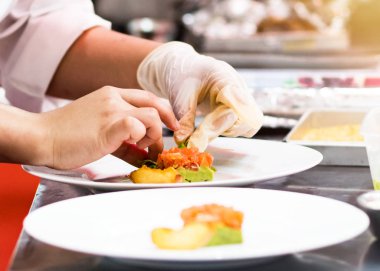 Aşçı aşçı, aşçı mutfakta yemek hazırlıyor, Şef dekoratör...