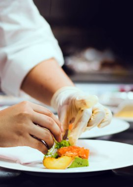 Aşçı aşçı, aşçı mutfakta yemek hazırlıyor, Şef dekoratör...