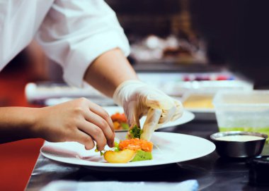 Aşçı aşçı, aşçı mutfakta yemek hazırlıyor, Şef dekoratör...