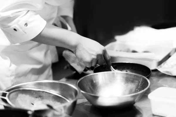 Cocinero cocinando en una cocina, chef en el trabajo, Black & Whit —  Fotos de Stock