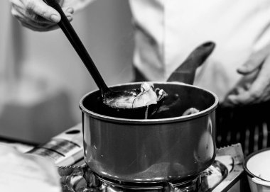 Mutfakta aşçı, işte aşçı, Siyah & Whit