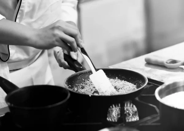 Cocinero cocinando en una cocina, chef en el trabajo, Black & Whit —  Fotos de Stock