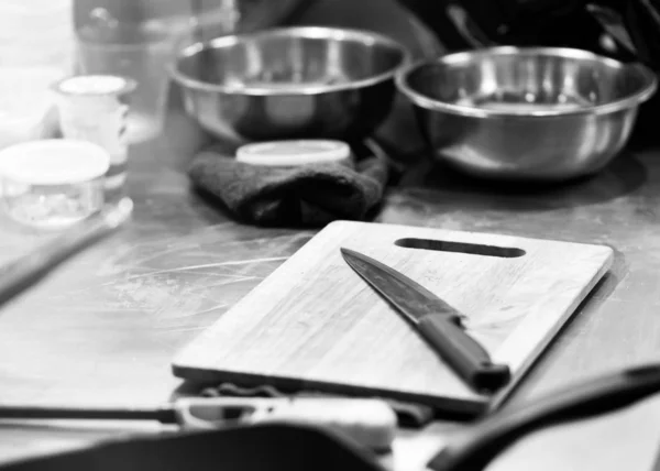 Cocinero cocinando en una cocina, chef en el trabajo, Black & Whit —  Fotos de Stock