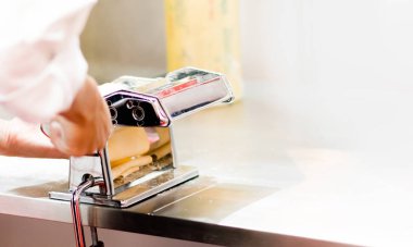 Şef yemek yapıyor, Şef mutfakta yemek hazırlıyor.