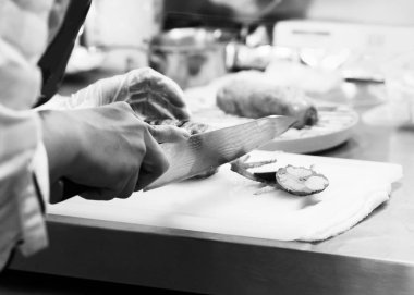 Şef yemek yapıyor, Şef mutfakta yemek hazırlıyor.