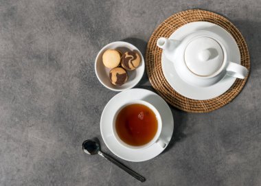 Beyaz porselen çay fincanı ve çaydanlık. Öğleden sonra çay masası.