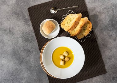 Kabak çorbası ve kızarmış ekmek. Tabakta sarımsaklı ekmek. 