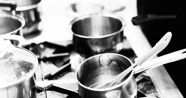 Σεφ μαγείρεμα σε μια κουζίνα, σεφ στη δουλειά, Μαύρο & Γουίτ — Φωτογραφία Αρχείου