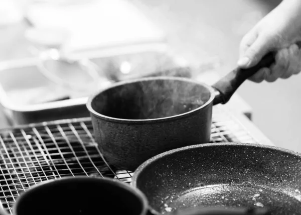 Chef cozinhar em uma cozinha, chef no trabalho, Preto & Whit — Fotografia de Stock