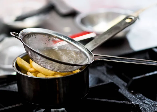 Cuoco cucina, Cuoco che prepara il cibo in cucina, Cuoco decoratin — Foto Stock