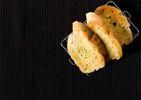 Rebanadas de pan de ajo y hierba sobre la mesa —  Fotos de Stock