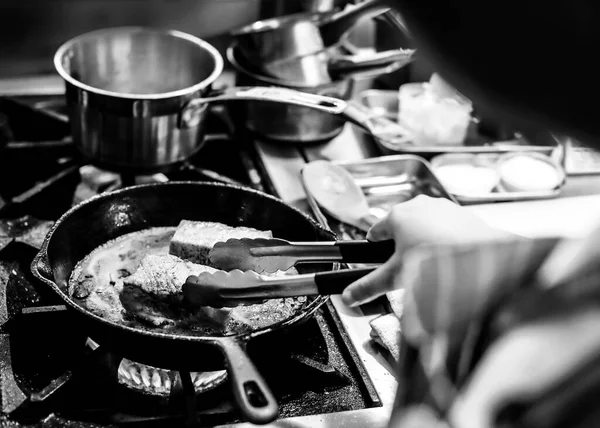 キッチンでのシェフ料理 仕事でのシェフ ブラック ホワイト — ストック写真