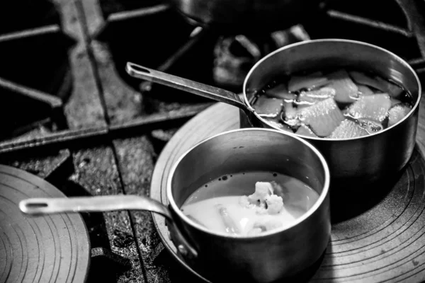 Σεφ Μαγείρεμα Μια Κουζίνα Σεφ Στη Δουλειά Μαύρο Γουίτ — Φωτογραφία Αρχείου