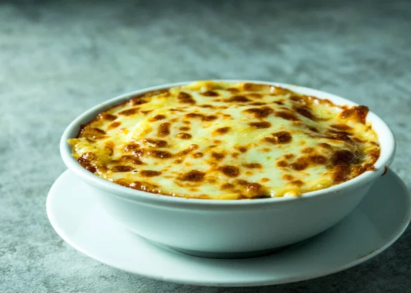 Spinazie Lasagne Met Kaas Wit Bord Italiaanse Keuken Vegetarische Lasagne — Stockfoto