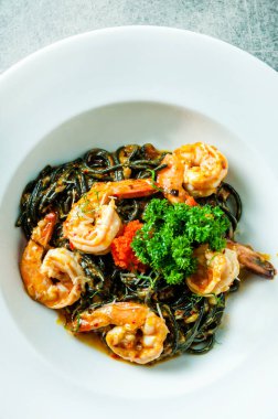 Karidesli mürekkep balığı makarnası, kızarmış siyah spagetti. 