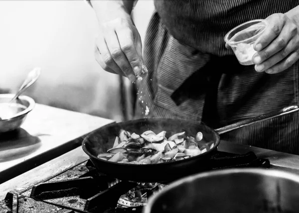Chef Cozinhar Uma Cozinha Chef Trabalho Preto Whit — Fotografia de Stock