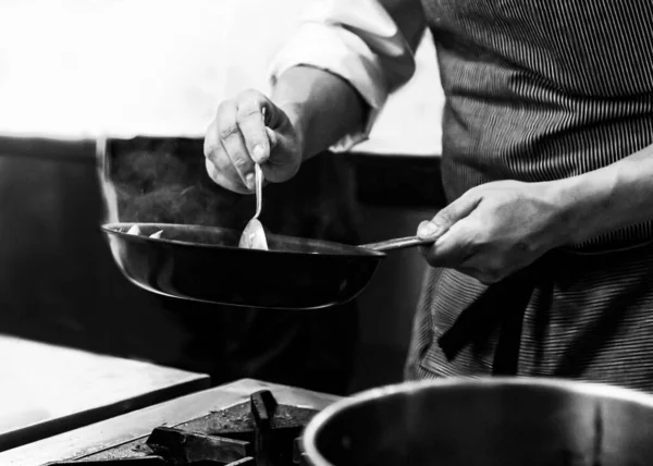 Chef Cozinhar Uma Cozinha Chef Trabalho Preto Whit — Fotografia de Stock