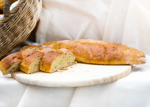 Sesambrot Scheiben Auf Holzbrett Brot Auf Frühstückstisch — Stockfoto