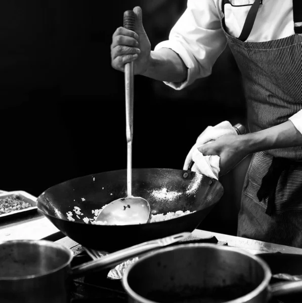 Chef Cozinhar Uma Cozinha Chef Trabalho Preto Branco — Fotografia de Stock