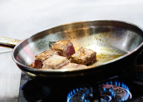 Steak Auf Pfanne Braten Steak Der Pfanne Der Küche — Stockfoto