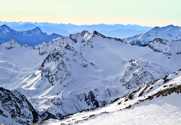 ノイシュティフト、氷河 Stubai き高さ 3210 m のアルプス、オーストリアのスキー リゾート. — ストック写真