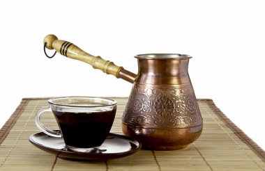 Kahve Turk ve saman peçete üzerinde kahve fincanı.