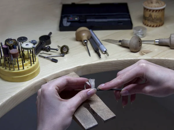 Hände arbeitender Juwelier in Juwelierwerkstatt, Handarbeit. — Stockfoto