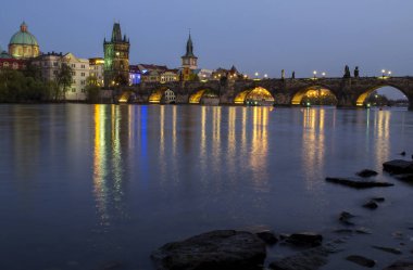 Bahar gece, Prague, Çek Cumhuriyeti Charles Köprüsü görünümünü.