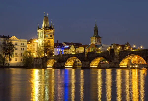 Utsikt över Karlsbron i våren natt, Prag, Tjeckien. — Stockfoto
