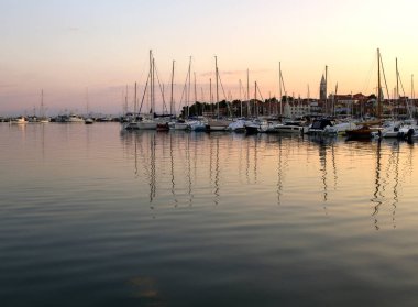  Adriyatik kıyısındaki cove Izola Slovenya'da demirli deniz araçları. 