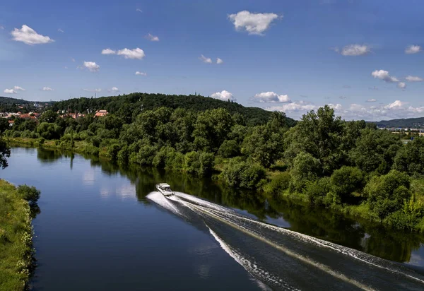 Luftaufnahme des Flussufers und des Hochgeschwindigkeitsbootes an einem Sommernachmittag. — Stockfoto