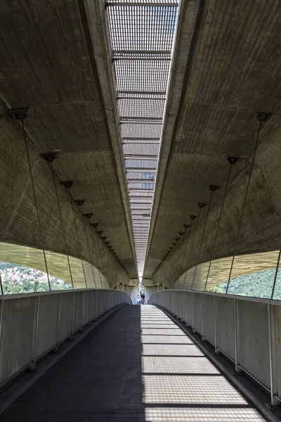Pěší cesta je pod dálnici, ve spojení betonu a oceli. — Stock fotografie