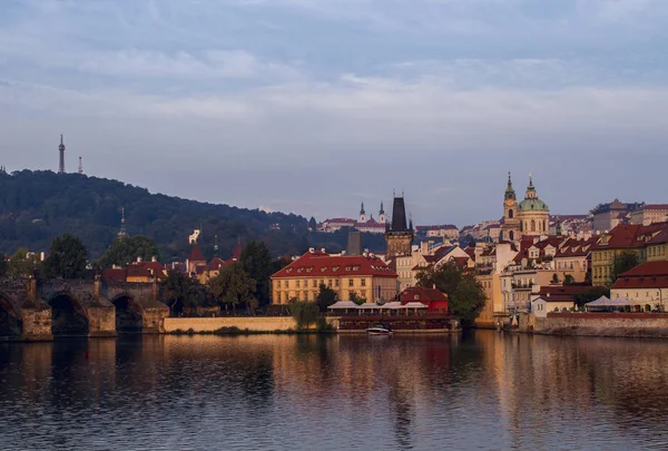 Morgonen, utsikt över gamla staden. Prague.Czech Republiken, resor i Europa. — Stockfoto