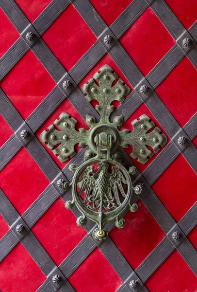 Porte rosse un ferro battuto, maniglia della porta. Lo stile dell'Europa medievale . — Foto Stock