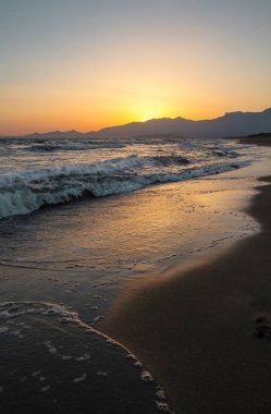 Güzel yaz günbatımı İtalya plaj. Adriyatik Denizi. 