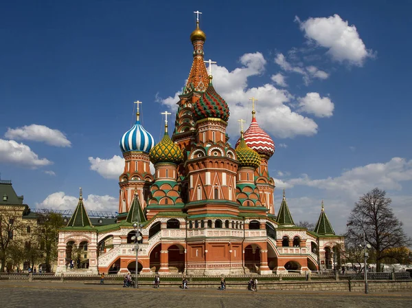 Veduta della Cattedrale di San Basilio dalla discesa di Vasilevskij a Mosca. Russia . — Foto Stock