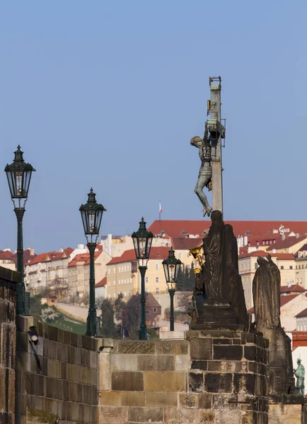 Blick hinüber in die Karlsbrücke, Statue des hl. Kreuzes, Kalvarienberg. prague.tschechische republik. — Stockfoto