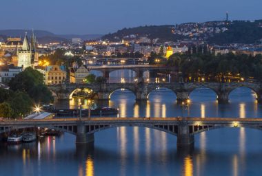 Alacakaranlıkta, letna park manzara köprü Vltava üzerinde. Çek Cumhuriyeti, Europe.