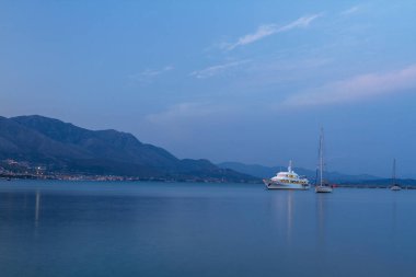 Yelkenli Yatlar Akdeniz'in güzel akşam ışık görünümü, bir yaz gezisi. Gaeta, İtalya.