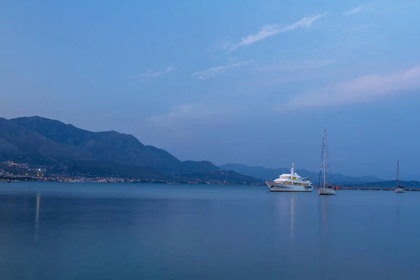 认为在暮光的美丽在地中海帆船，夏天巡航。加埃塔，意大利. — 图库照片