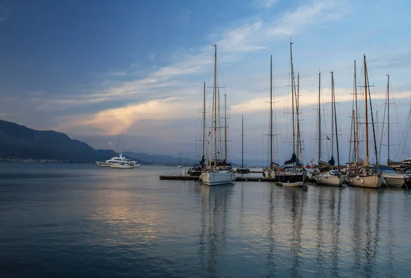 Yelkenli Yatlar Akdeniz'in güzel akşam ışık görünümü, bir yaz gezisi. Gaeta, İtalya.
