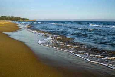 Gün batımından önce Akdeniz sahil kumlu plaj güzel manzara. İtalya.