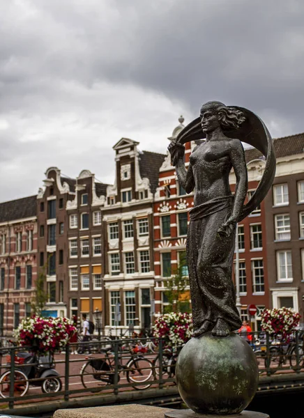 Amsterdam - Holandia, 12 lipca, 2017.Lady fortuny, Vrouwe Fortuna, na tle tradycyjnych holenderskich średniowiecznych budynków. — Zdjęcie stockowe