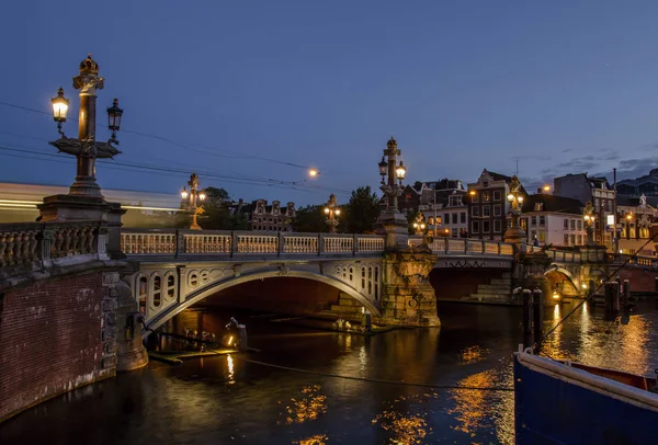 Blauwbrug Blue Bridge over Amstel river in Amsterdam at summer evening, Holland, Netherlands. — Stock Photo, Image