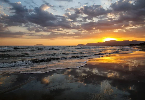 Yalı dramatik bulutlar ile doğal renkli günbatımında. Yaz günbatımı.