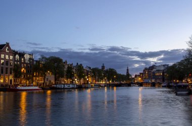 Amstel Nehri Amsterdam, alacakaranlık Netherlands.Amsterdam güzel manzaraya doğru.