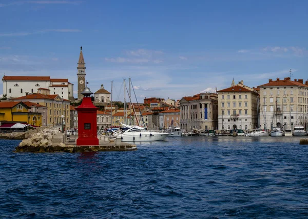 Portoroz, een kleine stad en de jachthaven, gelegen in de Adriatische Zee. Slovenië. — Stockfoto